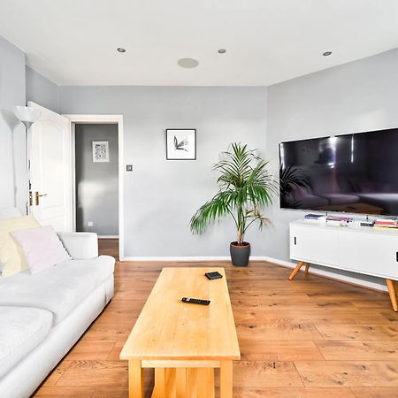 Apartament Cosy 1-Bed E15, Sleeps 4, 1 Min From Tube Station Near O2 Arena Londyn Zewnętrze zdjęcie