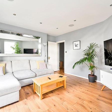 Apartament Cosy 1-Bed E15, Sleeps 4, 1 Min From Tube Station Near O2 Arena Londyn Zewnętrze zdjęcie