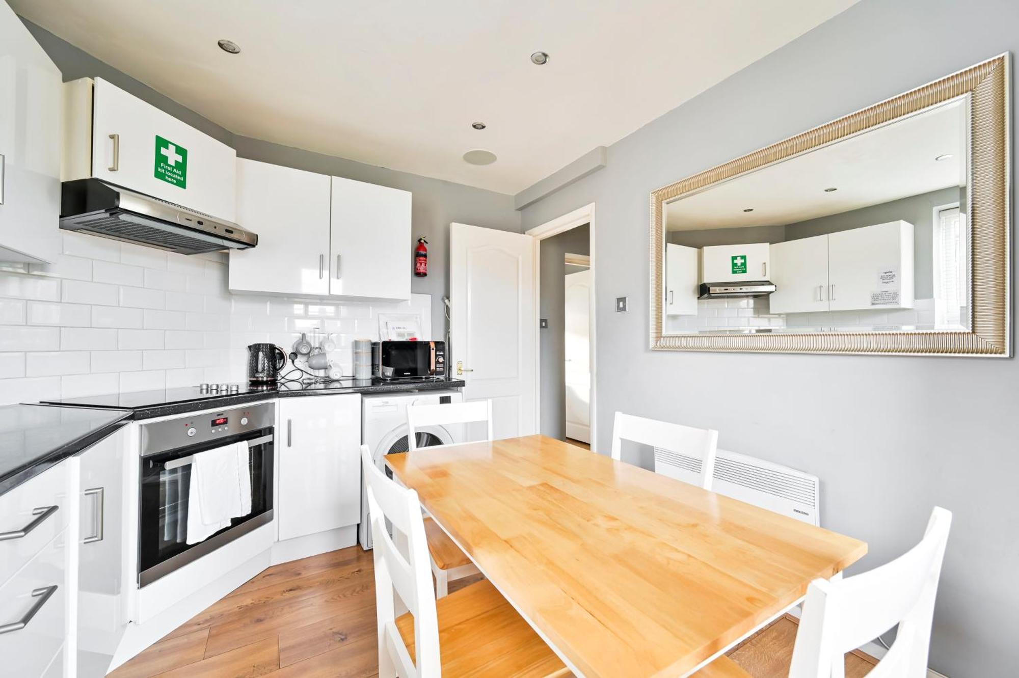 Apartament Cosy 1-Bed E15, Sleeps 4, 1 Min From Tube Station Near O2 Arena Londyn Zewnętrze zdjęcie